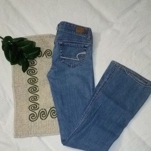 AMERICAN EAGLE MEDIUM WASH JEANS SIZE 0